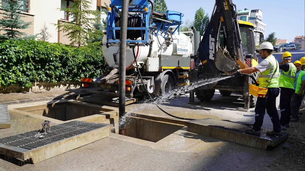 Başkentte Izgara ve Sel Kapanları Aralıksız Temizleniyor