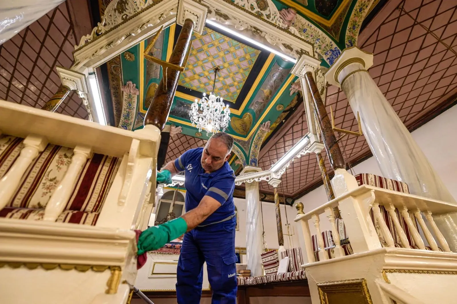 İzmir’in ibadethaneleri köşe bucak temizleniyor