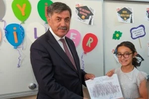 Belediye Başkanımız Sn. Bekir Aksun Karne Dağıtım Töreni’ne katıldı.