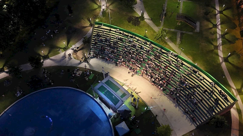 Millet Bahçesi’nde müzik dolu akşam: Şarkılara hep birlikte eşlik ettiler