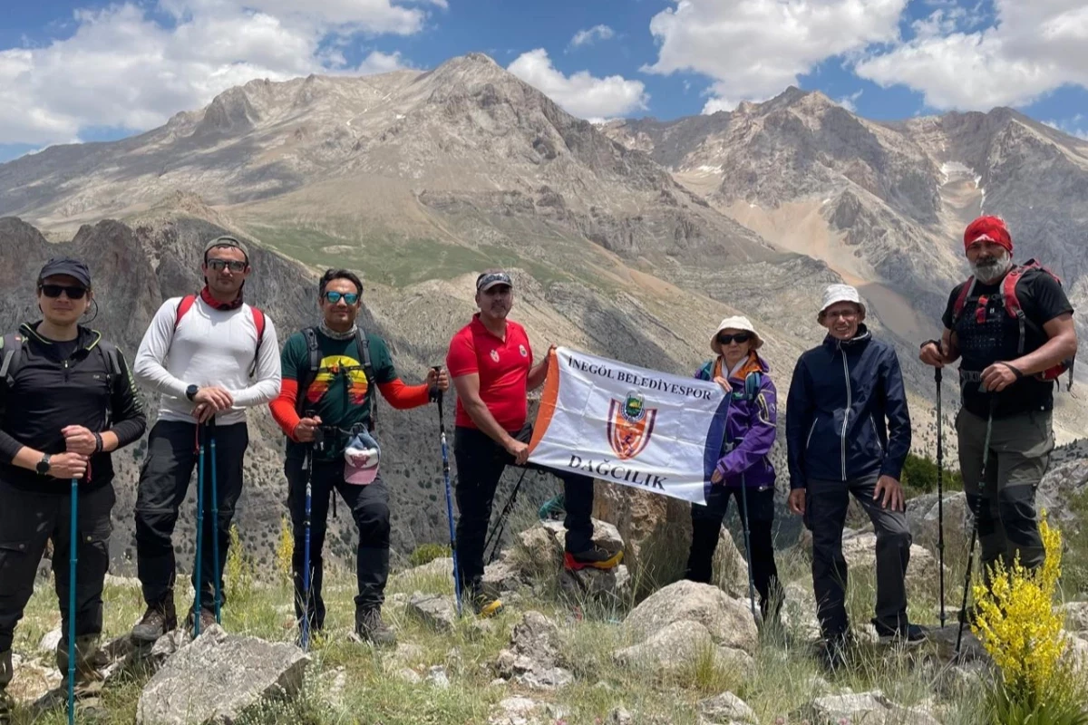 İnegöl Belediyesporlu dağcılar 24 saatte 2 zirve yaptı