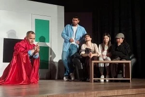 Erzincan Belediyesi’nden Tiyatroseverlere: “Deliler Evi” Ayakta Alkışlandı.