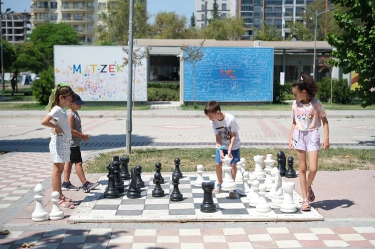 Bayraklılı çocuklar 