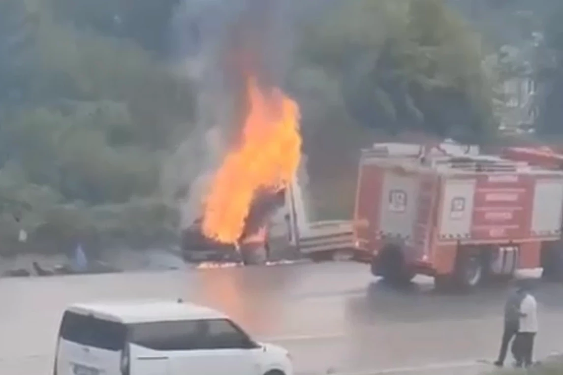 Düzce Akçakoca’da seyir halindeki çekici alev aldı!